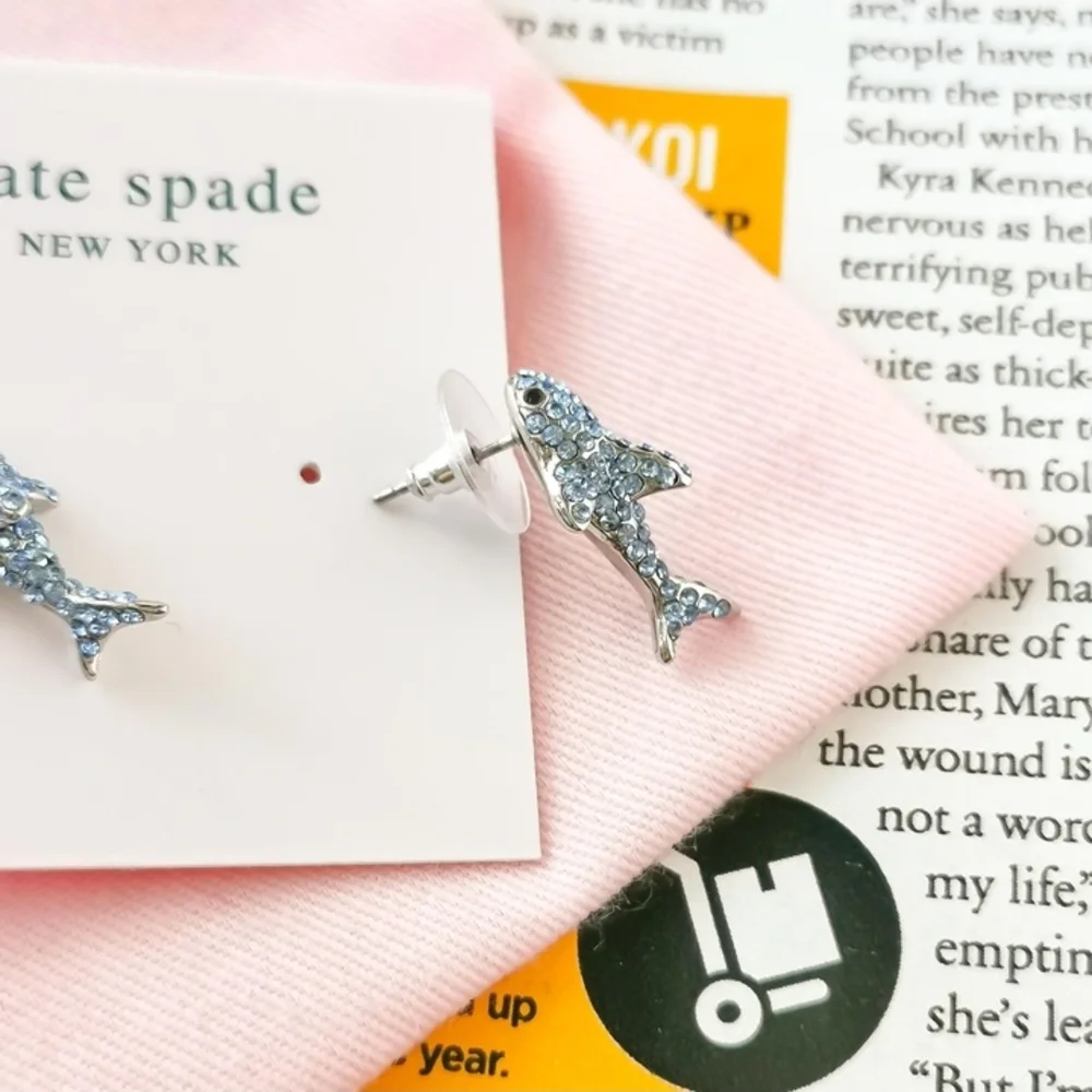 NWT Kate Spade California Dreaming Silver Pave Shark Earrings New With Dustbag - Picture 3 of 3
